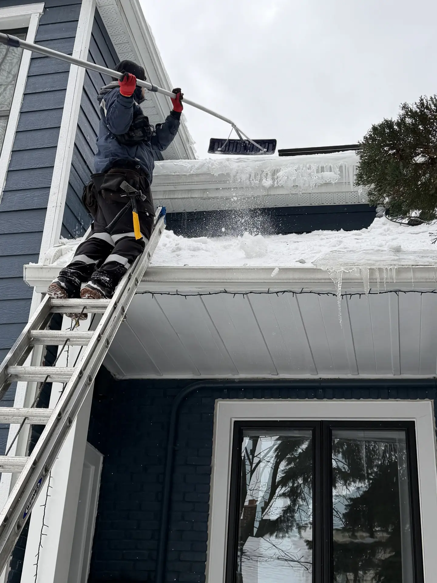 Emergency ice damming removal service Vaughan 416-616-6761